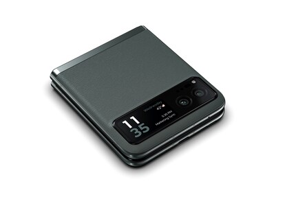 The outer display of the Razr 40 serves as an info display.