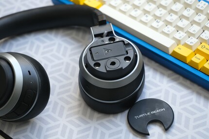 The replaceable battery is in the right ear cup.