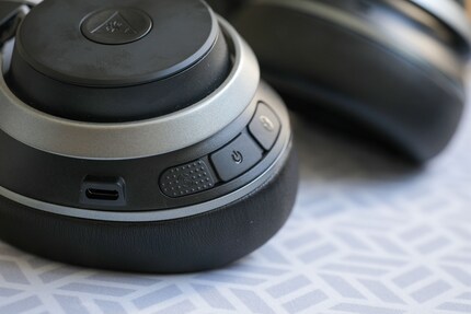 The buttons on the Stealth Pro are easy to reach and touch.