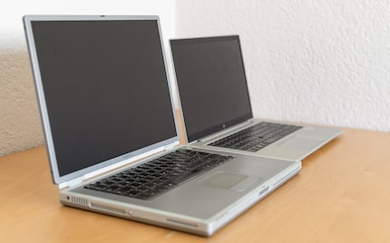 Bisschen klobig, aber sonst sieht die antike Maschine von Apple gar nicht so viel anders aus als ein heutiges Notebook.