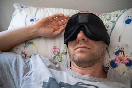 Het Livoo slaapmasker voelt prettig pluizig aan tegen mijn huid, maar het glijdt er steeds af in bed.