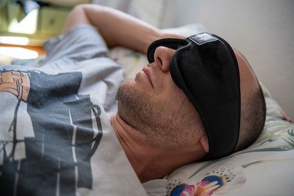 Ik ben niet zo ontspannen als op de foto als ik naar muziek luister met het Livoo slaapmasker. De geluidskwaliteit is verschrikkelijk.