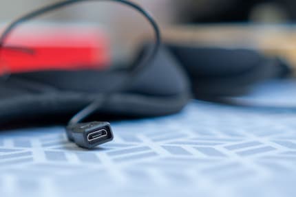 Micro USB. Waarom? Mijn theorie: ergens in China staat een magazijn zo groot als Zwitserland. Daar liggen micro USB kabels en poorten die tegen dumpprijzen worden verkocht. Ik heb geen andere verklaring waarom fabrikanten deze standaard in 2023 nog steeds gebruiken.