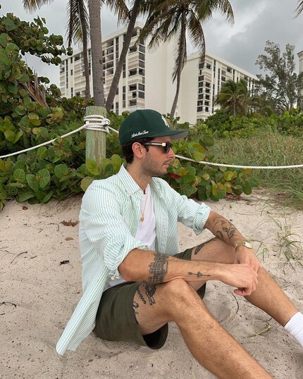 Striped shirt and the beach: a good combo.