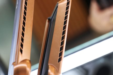 The copper-coloured, bevelled bars must point downwards when styling.