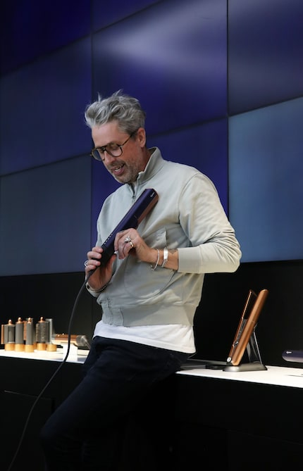 Star hairdresser Larry King gave a first look at the Dyson «Airstrait».