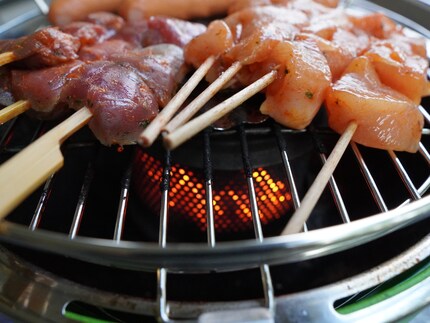 À peine dix minutes après l’avoir allumé, les braises sont déjà prêtes et la chaleur monte doucement vers les aliments à griller.