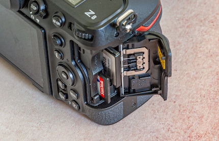 Photo du compartiment à cartes prise avec le D70. Mauvaise, mais pas à cause de l’appareil photo, mais à cause de moi : l’angle de vue du dessus crée des lignes obliques, les cartes ne sont pas bien visibles et l’image a dû être éclaircie ultérieurement.
