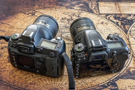 Vous pouvez reconnaître l’âge du Nikon D70 (à gauche) au petit écran. À droite, le Nikon D7500.