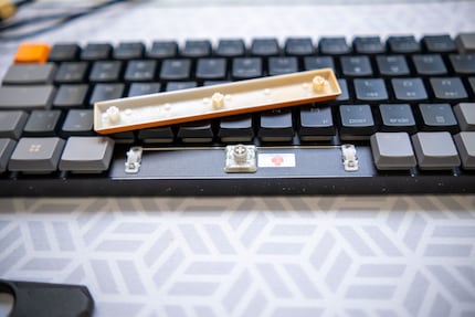 Un interrupteur MX Low Profile Speed. À gauche et à droite, vous pouvez voir les stabilisateurs bien lubrifiés.