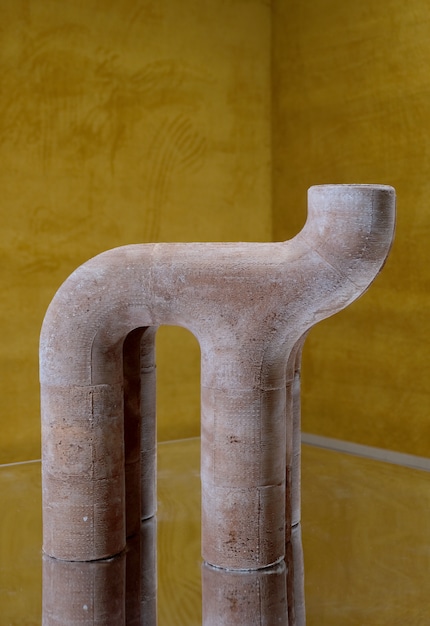 Ce tabouret est fabriqué à partir d’un matériau recyclé et a été créé à l’aide de moules imprimés en 3D.