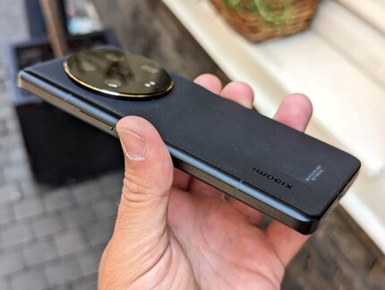 Le dos de l’Ultra un peu difforme au look d’un appareil photo rétro.