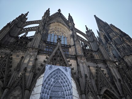 La cathédrale de Cologne à l’ombre et avec un ciel clair.