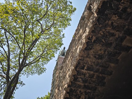 Un nombre étonnant de détails dans l’arche du pont sont conservés.