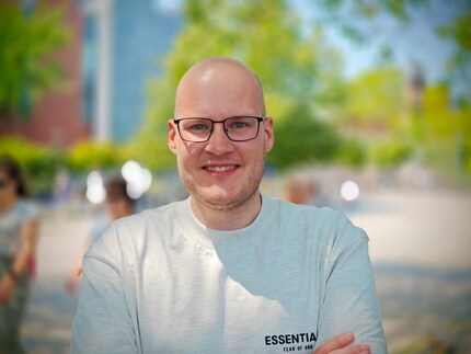 Le youtubeur tech MajorTech comme sujet de portrait, avec malheureusement un peu de flou artificiel.