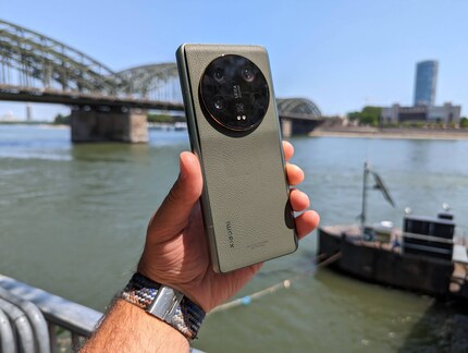 Variante chic : le 13 Ultra existe aussi avec un dos vert foncé.