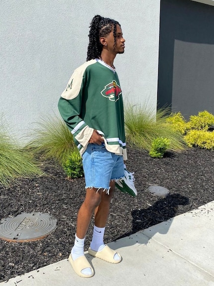 Badelatschen e calzini bianchi - un classico dello streetwear.