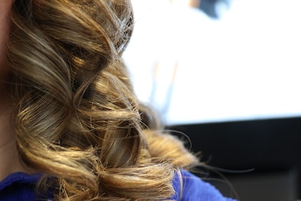 I miei capelli sono ancora ricci. Nelle ore successive, i ricci cadranno e sembreranno acconciati con il phon e una spazzola rotonda.