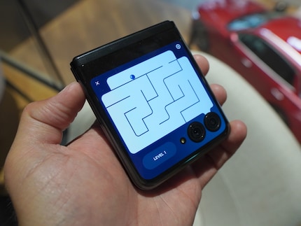 Die Kugel wird mit Bewegungen durchs Labyrinth gesteuert und fällt ins «Kameraloch».