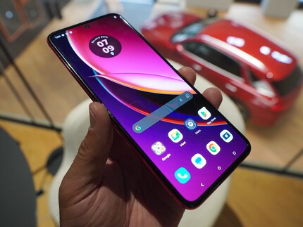 Der Bildschirm ist schön hell, der Falz in der Mitte kaum zu sehen oder zu spüren.