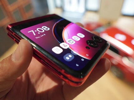 Das Razr 40 Ultra ist kompakt und schlank.