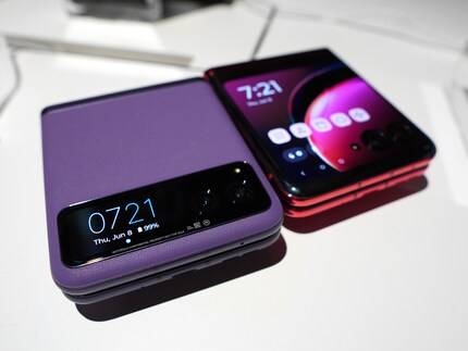 Der Unterschied ist sofort sichtbar: Das Razr 40 hat einen ultrakleinen Screen.