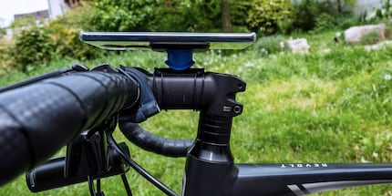 Scuotilo quanto vuoi: il supporto per bicicletta di Quad Lock tiene il cellulare saldamente in posizione.