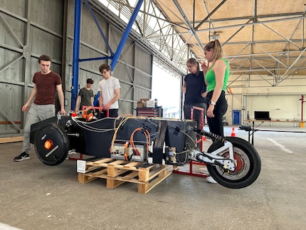 Riunione di squadra nell'hangar.