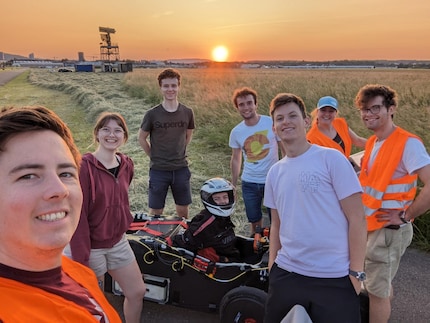 Tempo per un selfie alla fine di una giornata di successo: il team ETH all'aerodromo militare di Dübendorf.