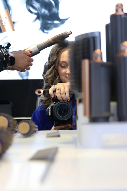 La stylist Yianna ama usare il Dyson «Airwrap» e i suoi accessori arricciacapelli per fare una messa in piega. Lo so per esperienza personale: la procedura è fatta in pochissimo tempo!