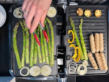 Chaque plaque de gril est un peu plus grande qu’une feuille A4, cela peut-être un peu étroit avec une bonne quantité de légumes. 