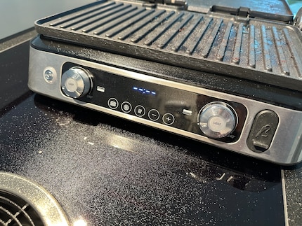 Le Multigrill 9 est couvert d’éclaboussures de graisse après la cuisson, mais au moins il est facile à nettoyer. 