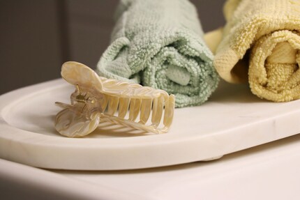 Always at hand: hair clip and fresh towels.