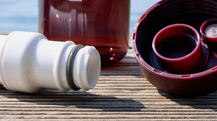 De schroefkoppeling houdt het filter op de juiste plaats