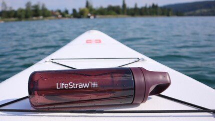 Tijdens het stand-up paddelen is de Lifestraw Go mijn metgezel