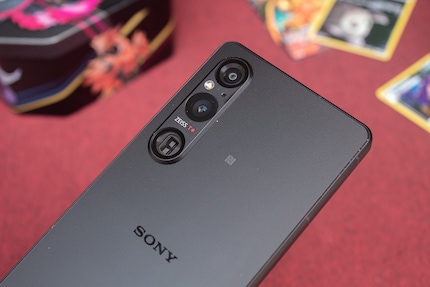 Its rough, grooved surfaces make the Sony Xperia 1 V easy to grip.