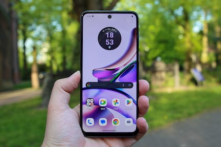 There are better ones, but the display doesn't speak against the Moto G13.