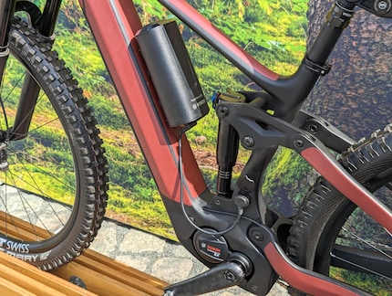 The new compact and lightweight Performance Line SX motor and the extended battery on the frame.