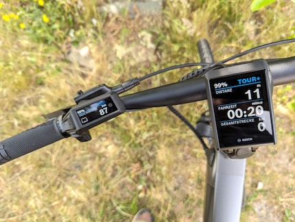 The new large Kiox 500 screen combined with the small Purion 200 on the left of the handlebars.