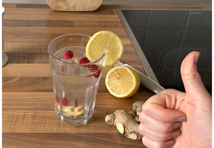 Shock-frozen berries in particular are good sources of nutrients. Lemon and ginger add flavour to self-made vitamin water.