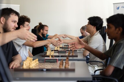 Una stretta di mano prima della partita fa parte del buon galateo.