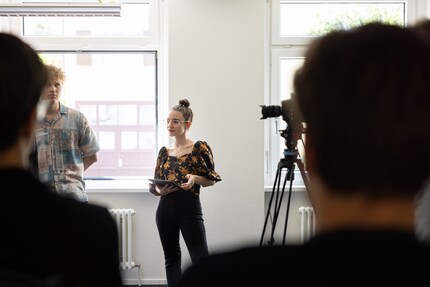 Prima dell'inizio del torneo, i giocatori vengono istruiti dal team di amministrazione.