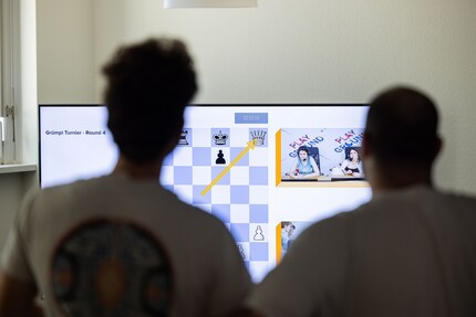 Im Zuschauerbereich wurde der Livestream auf dem grossen TV übertragen.