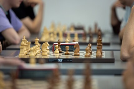 Die Spiele fanden auf elektronischen Schachbrettern statt.