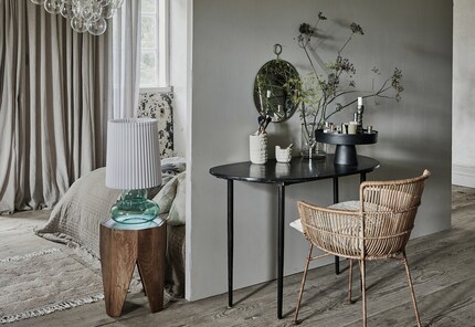 Thanks to the cake stand, there’s more space on the table top. At the same time, it gets your attention in an elegant way.