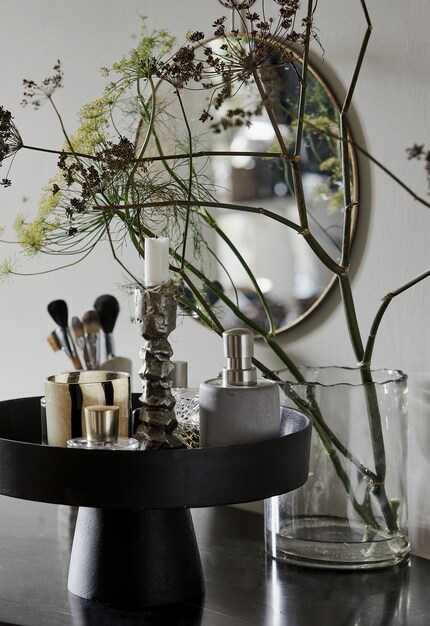 Something different for a change – here the cake plate presents care products instead of baked goods.