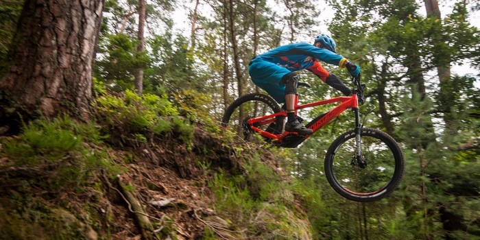 Sempre più popolare anche tra i biker - mountain bike con motore. Sempre più popolare anche tra i biker - mountain bike con motore.