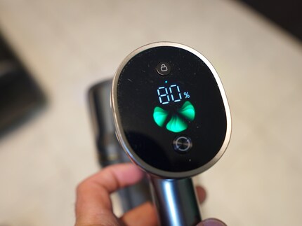 Die Bedienung mit zwei Knöpfen ist einfach, der Screen fast etwas zu sehr Show.