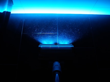 Dank der blauen LEDs siehst du gnadenlos jeden Schmutzpartikel.