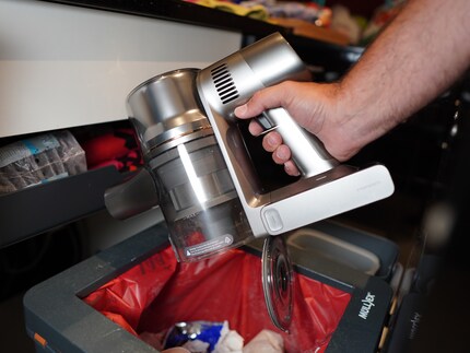 Achtung, Dreckschleuder! Die Klappe des Schmutzbehälters spickt zu forsch auf.